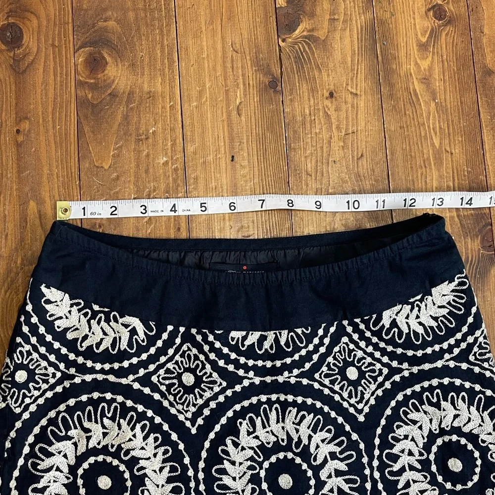 Yoana Baraschi size 2 black skirt with cream embroidered design